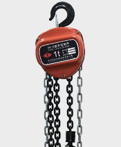 使用手動(dòng)葫蘆時(shí)，操作者應(yīng)該站在哪里