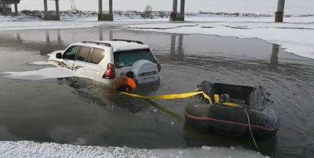 卡車(chē)陷入冰河，藍(lán)天救援隊(duì)用電動(dòng)絞盤(pán)拖拽車(chē)輛