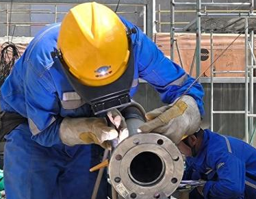 聚合裝置改造現(xiàn)場(chǎng)手拉葫蘆的作用