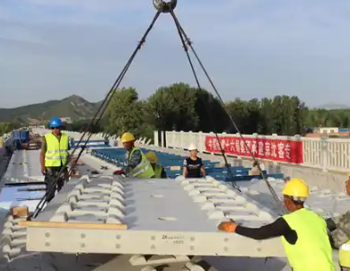 北盤(pán)江特大橋鋼絲繩索具起吊橋板面拼裝作業(yè)